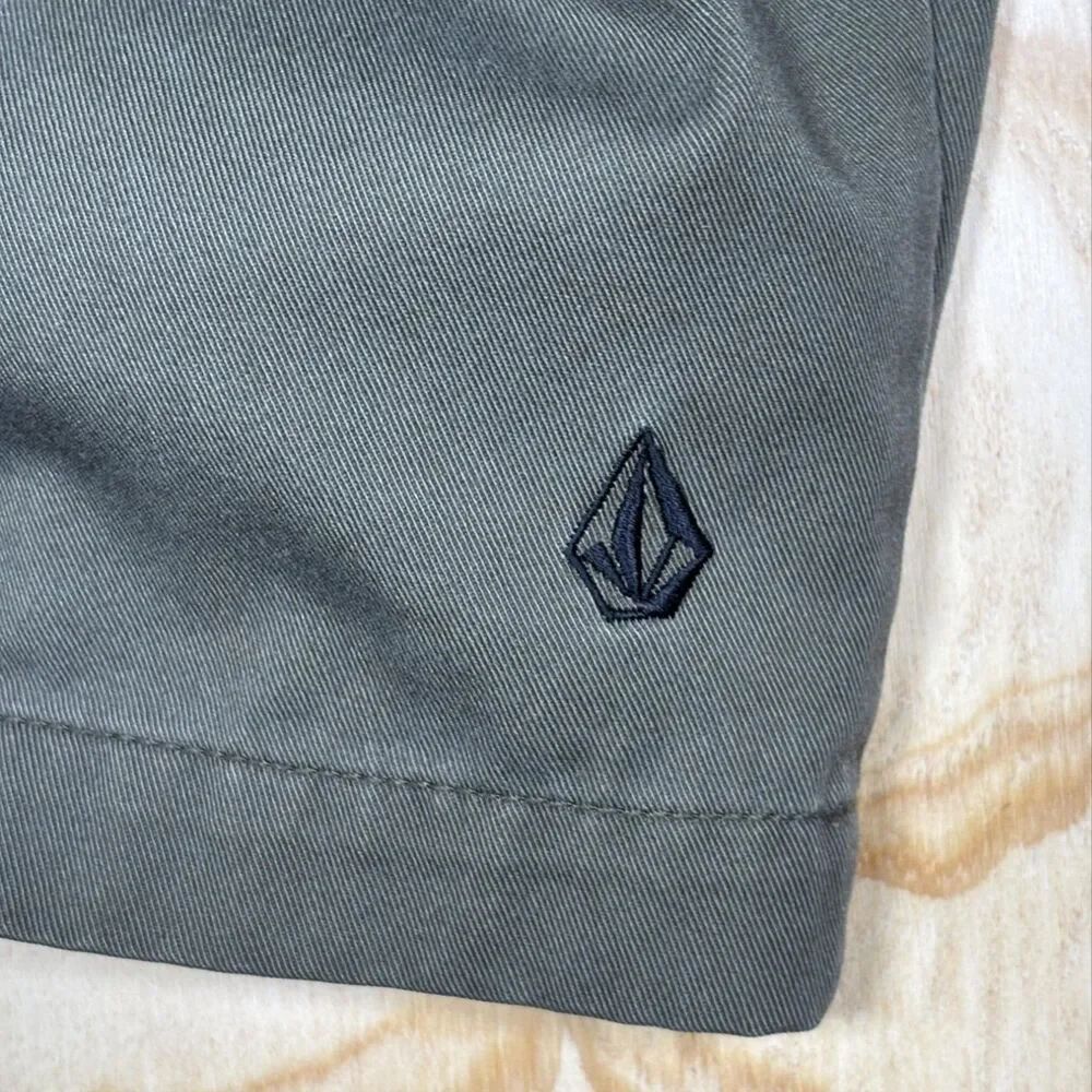 Volcom Shorts Mens 33in Green Frickin Chino Flat Front Casual Corpo Class